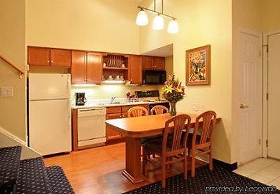 Gatehouse Suites Ист-Лансинг Номер фото