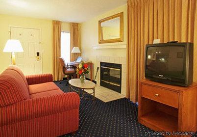Gatehouse Suites Ист-Лансинг Номер фото