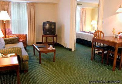 Gatehouse Suites Ист-Лансинг Номер фото